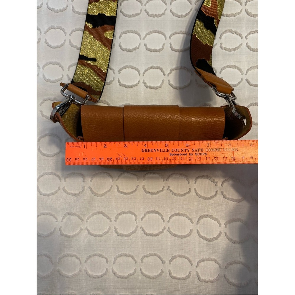 Made In Italy Leather cross-body bag with flap and Camo Interchangeable Strap - Picture 3 of 9